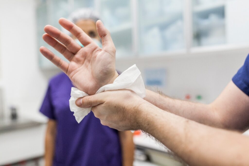 Une personne serrant son poignet douloureux