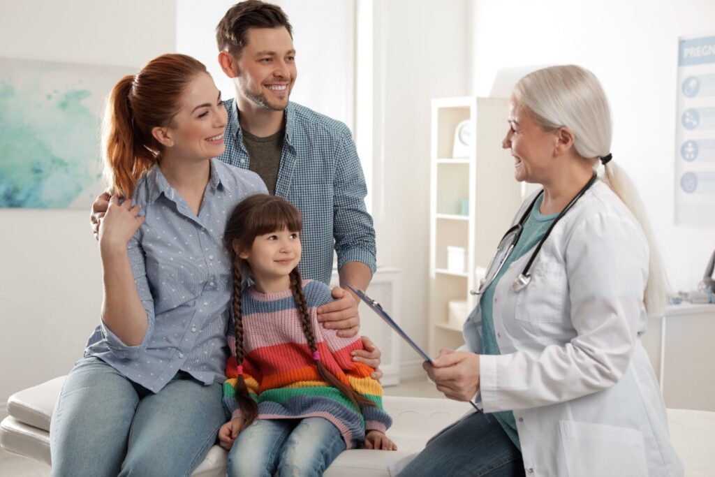 Une famille qui se rend ensemble chez le médecin