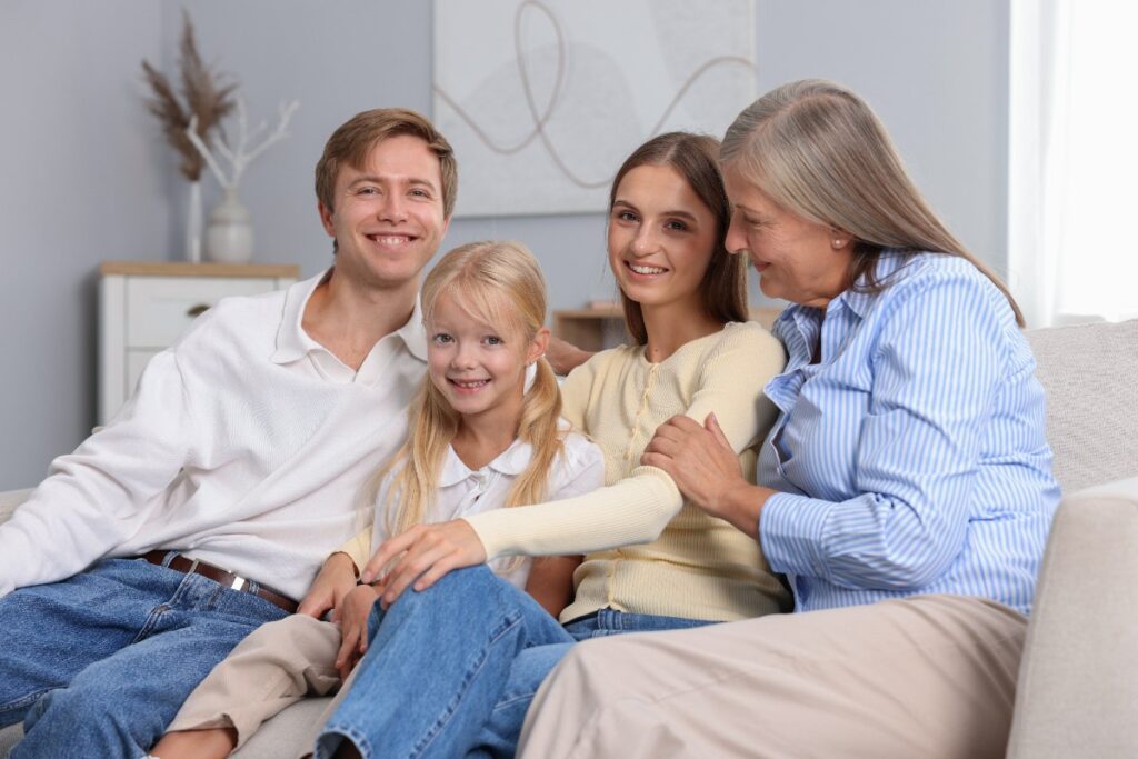 Une famille réunie et heureuse assise sur un canapé