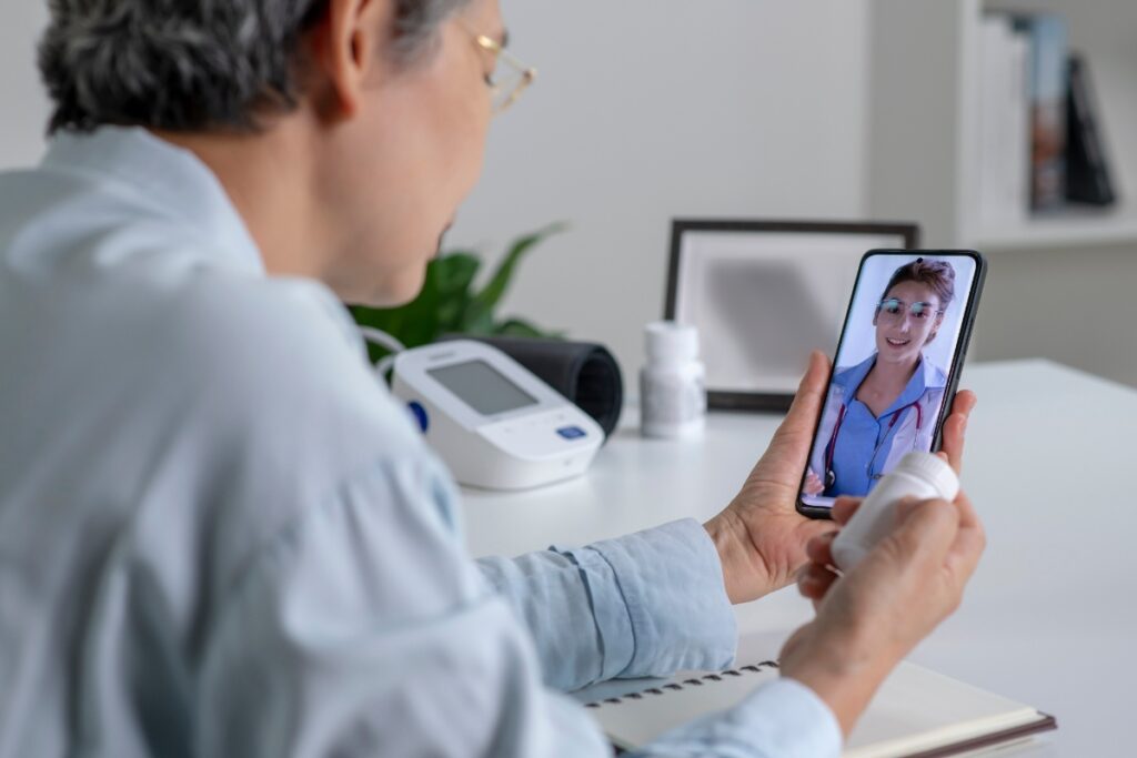 Une femme faisant une consultation avec son médecin sur son téléphone