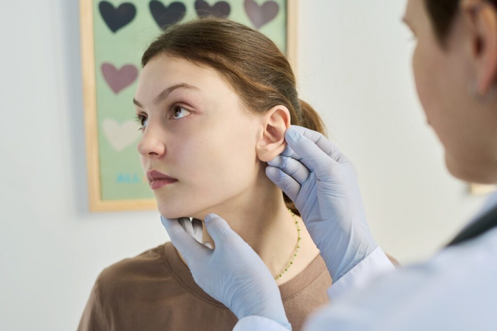 Une femme faisant un examen médical de son oreille