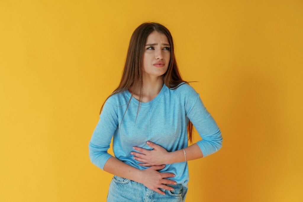 Une jeune femme ayant mal à l'estomac