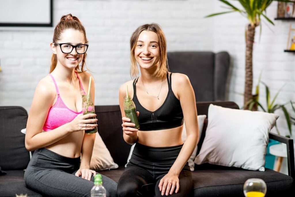 Femmes buvant des boissons de Chlorella dans un verre