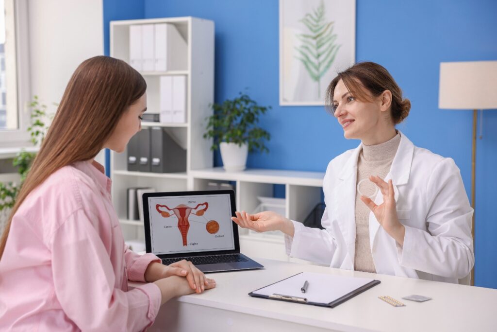 Une gynécologue qui discute avec une femme