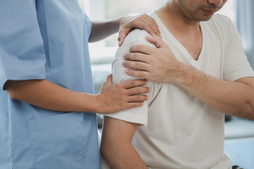 Un homme qui reçoit un soin de son trochiter par un médecin