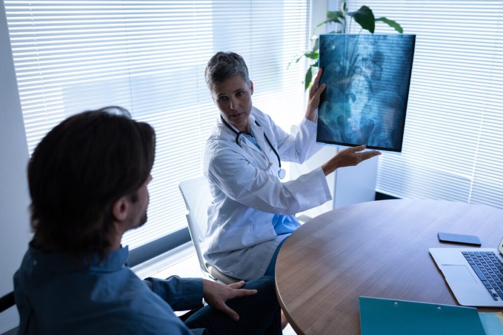 Un médecin qui montre à un patient le résultat de son radiographie