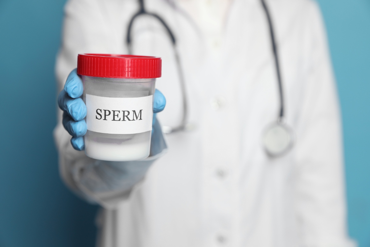 Un médecin tenant un échantillon de spermatozoïde pour un test médical