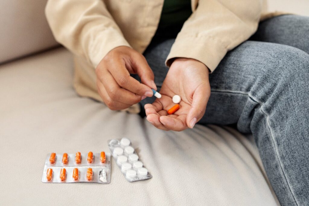 Une personne assise prenant des médicaments