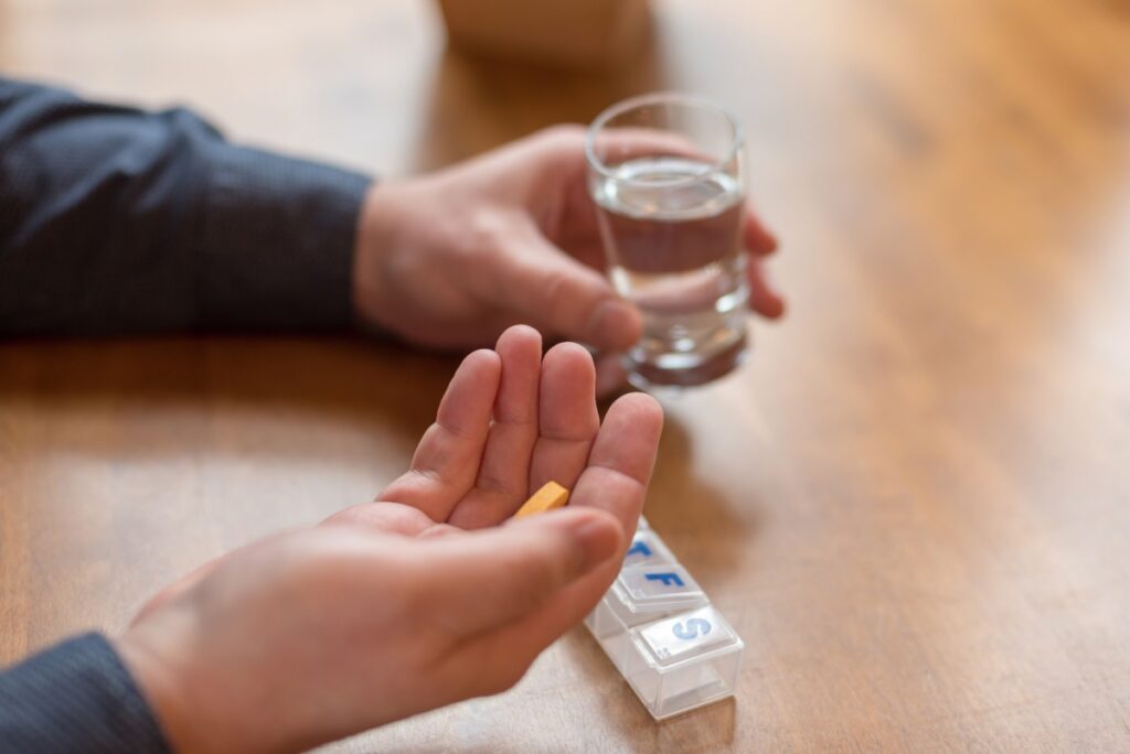 Une personne qui prend de l'anti-inflammatoire