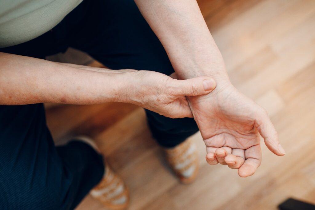 Une personne tenant son poignet de main