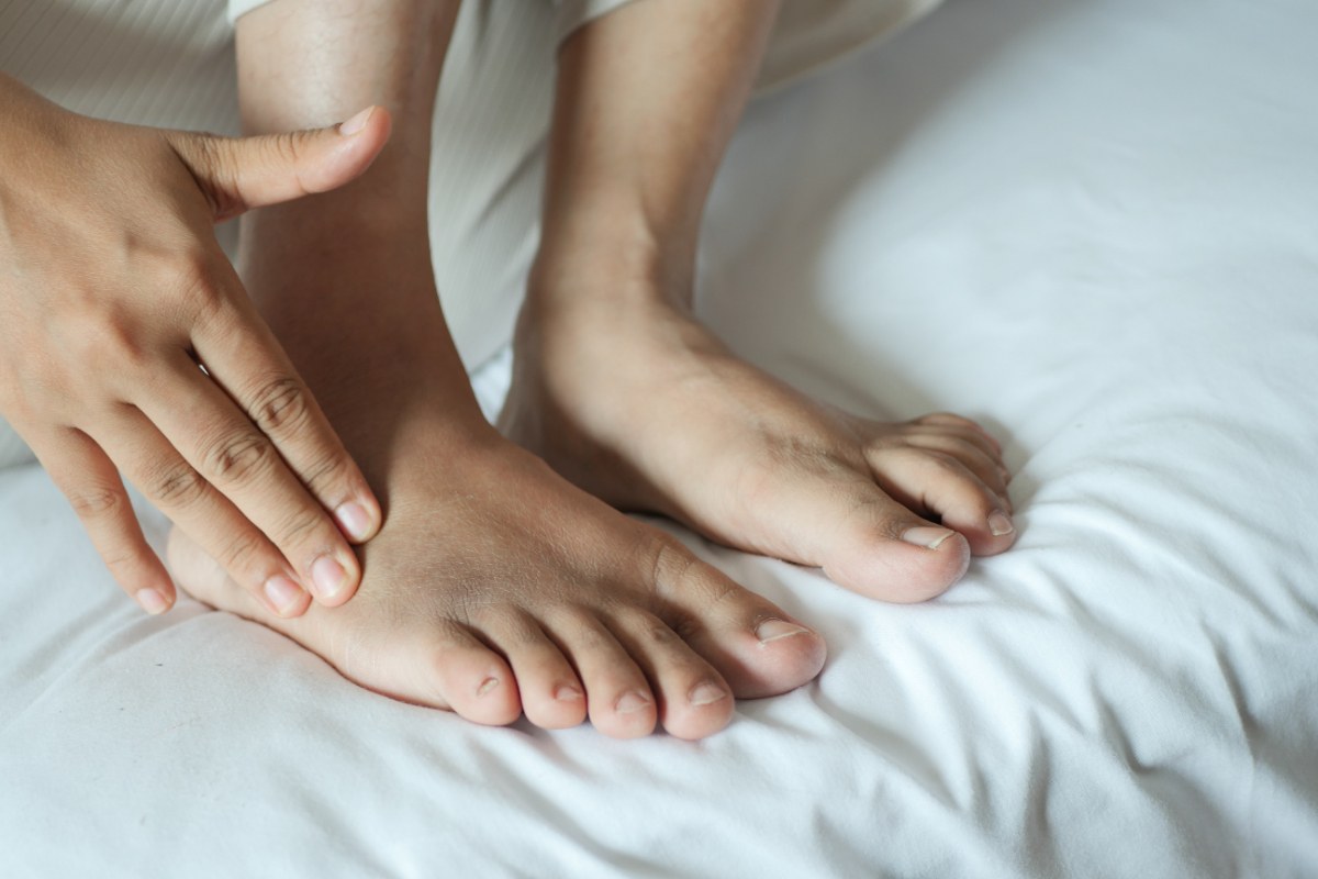 Une personne qui touche son pied