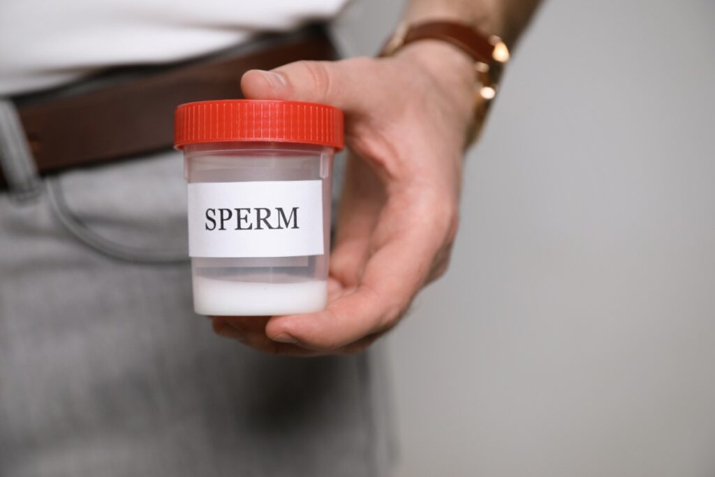 Un professionnel de santé qui tient un échantillon de spermatozoïde