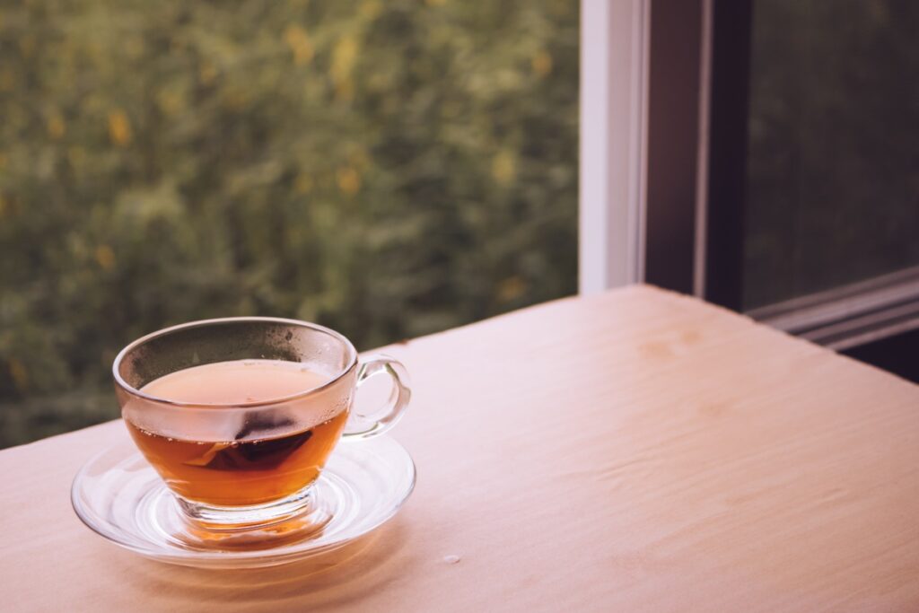 Une tasse de thé pu-erh sur une table en bois