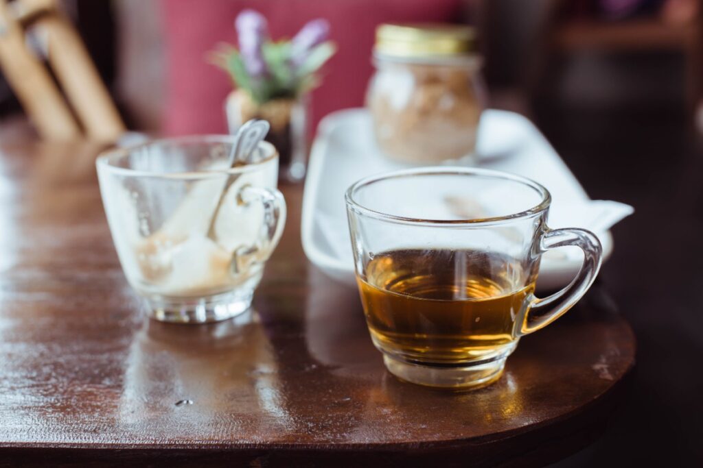 Thé pu-erh sur la table avec du sucre