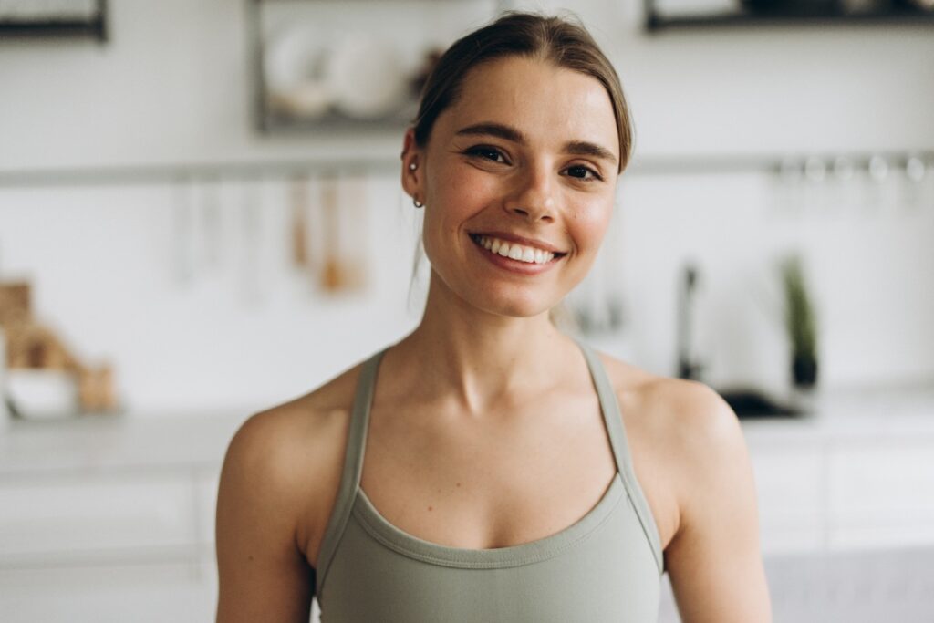 Une jeune femme souriante et en bonne santé