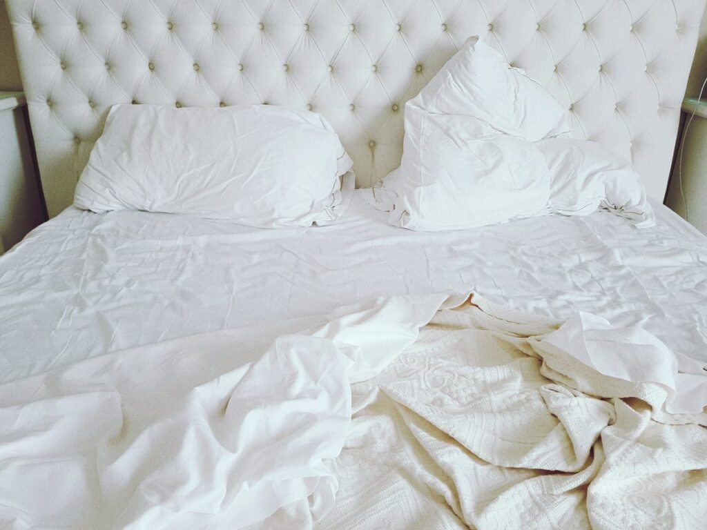 Un lit dans la chambre avec des oreillers