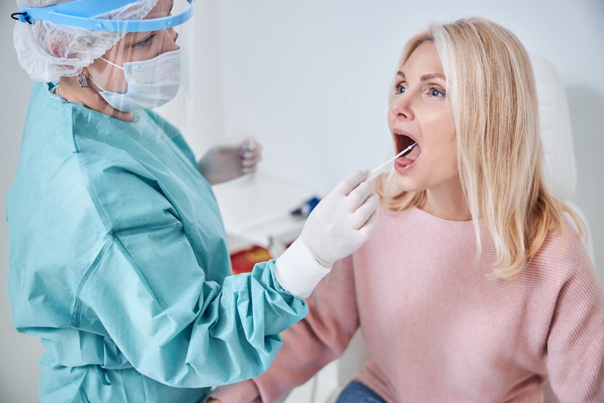 Un médecin qui examine une patiente dans son cabinet