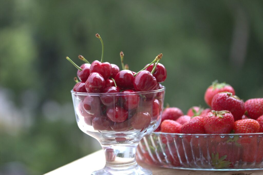 Des cerises et des fraises fraîches