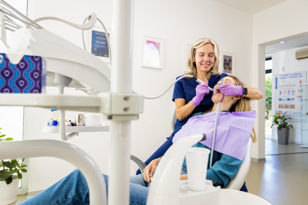 Un dentiste soignant le dent d'une patiente dans son cabinet