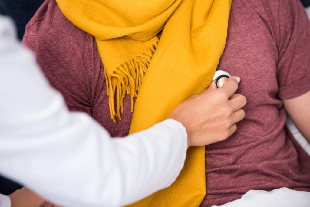 Un docteur faisant un examen médical avec un stéthoscope