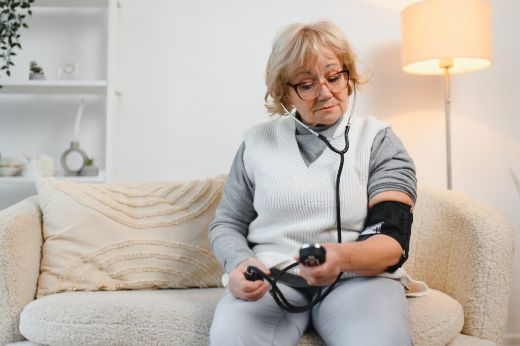 Une femme âgée qui prend sa tension artérielle
