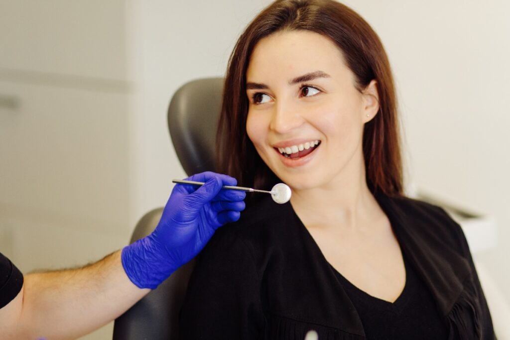 Une femme souriante faisant un examen dentaire
