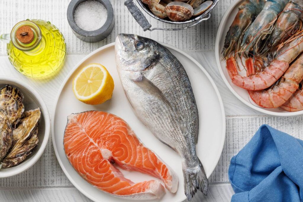 Des fruits de mer avec du citron sur une assiette