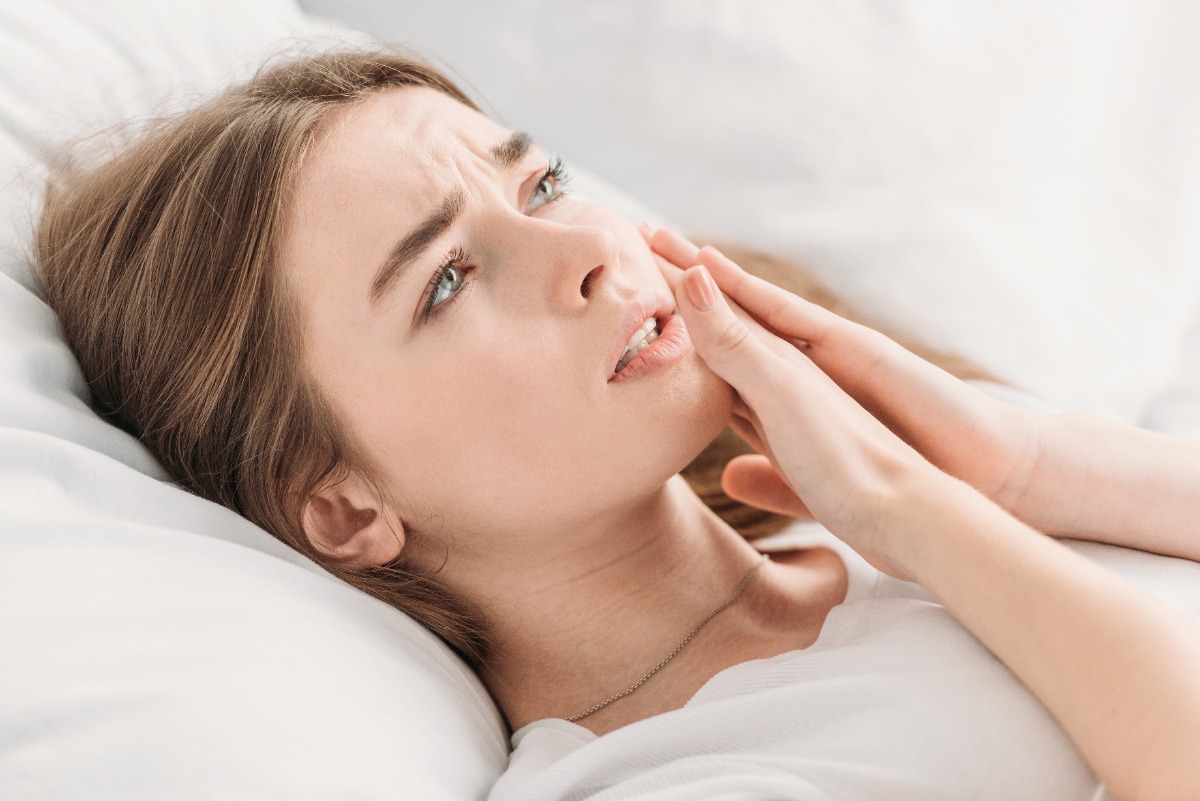 Une jeune femme ayant mal aux dents