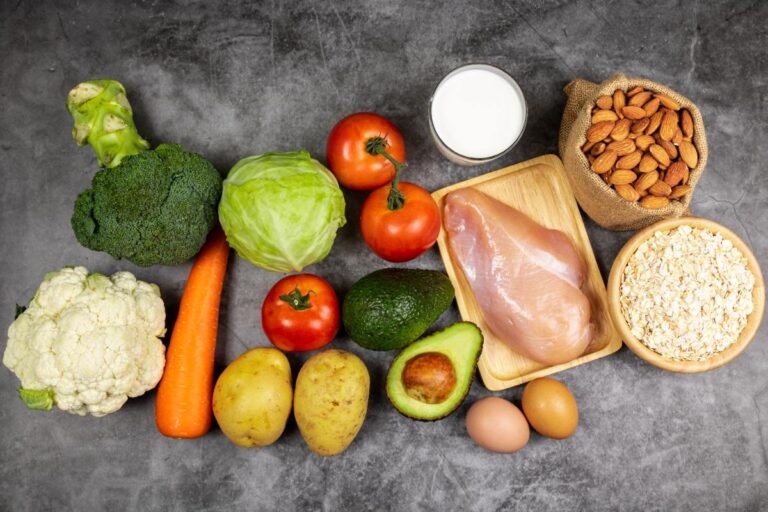 Des légumes et des fruits sains sur la table