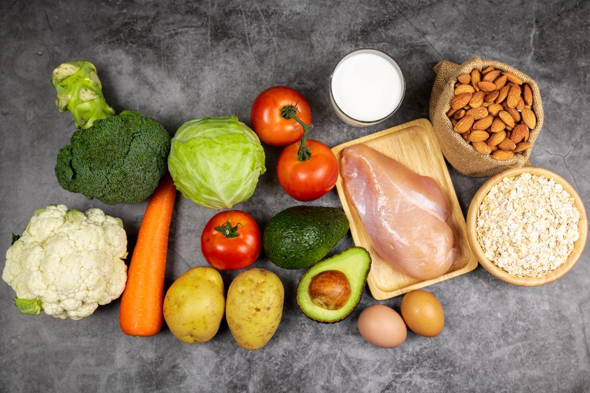 Des légumes et des fruits sains sur la table