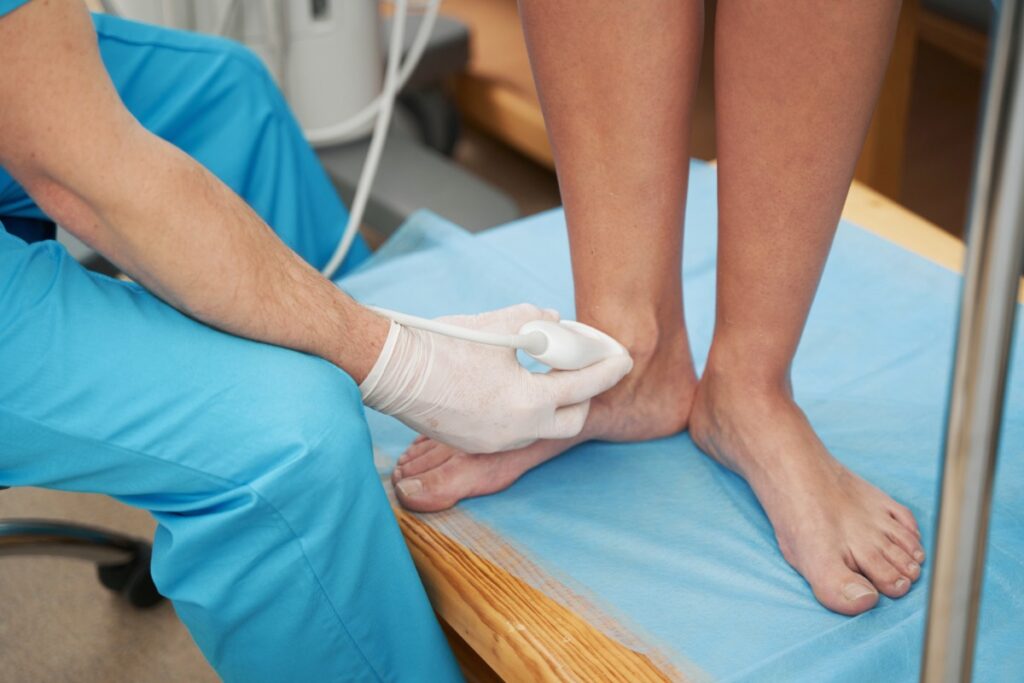 Un médecin examinant le pied d'une personne