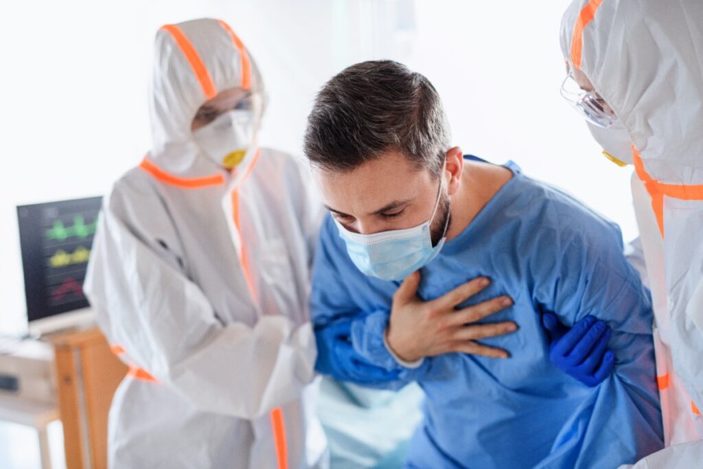 Des médecins aidant un patient dans un clinique