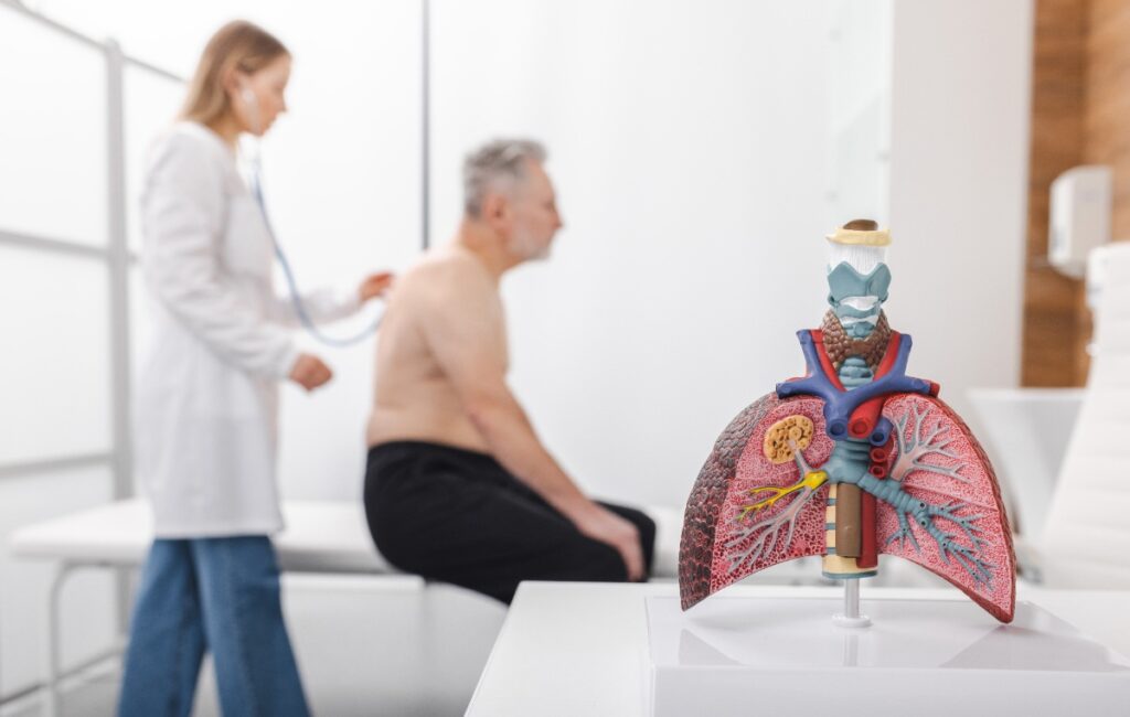 Un patient âgé assis pour un examen médical