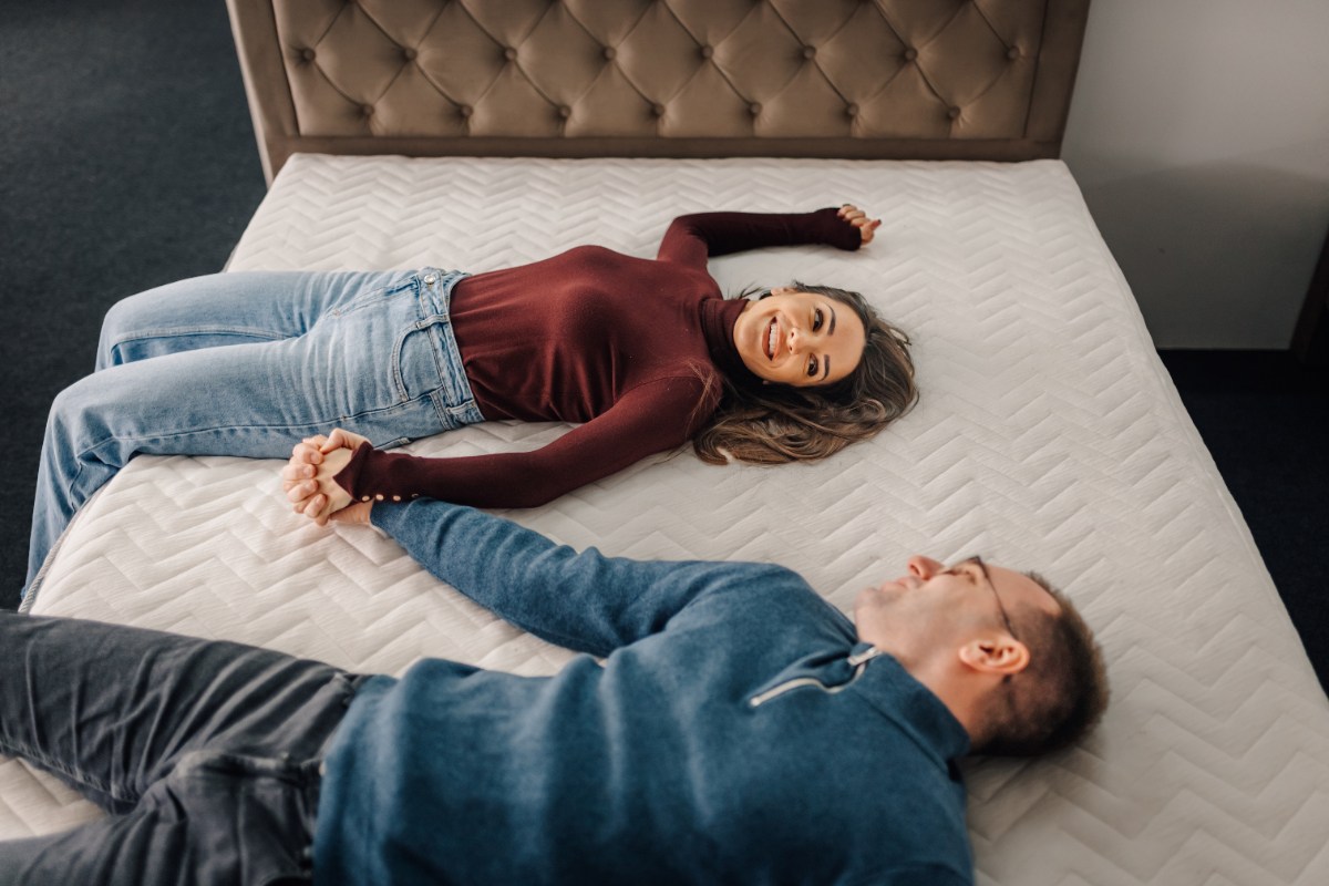 Un couple qui teste un matelas dans un magasin