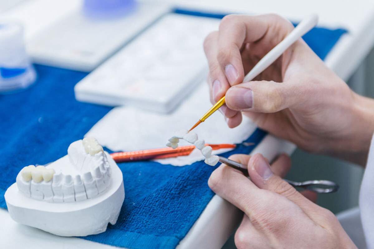 Dentiste réalise des soins bucco-dentaires
