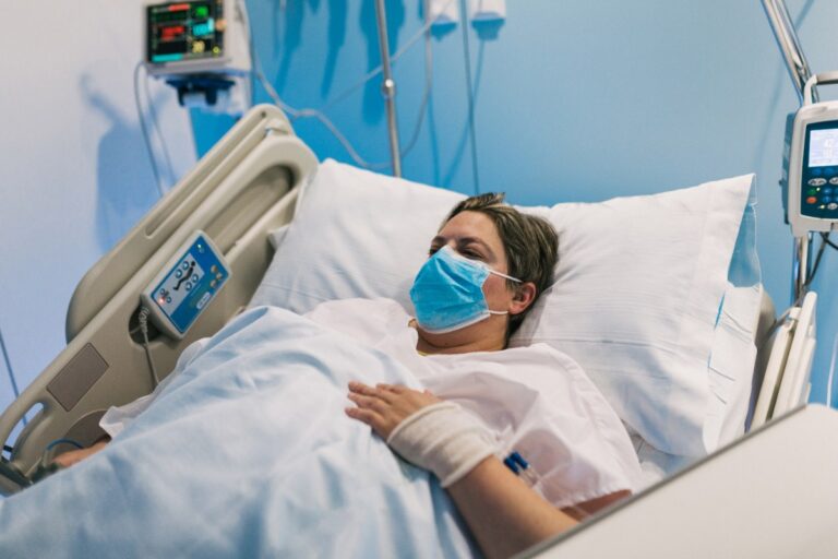 Une femme allongée sur un lit d'hôpital