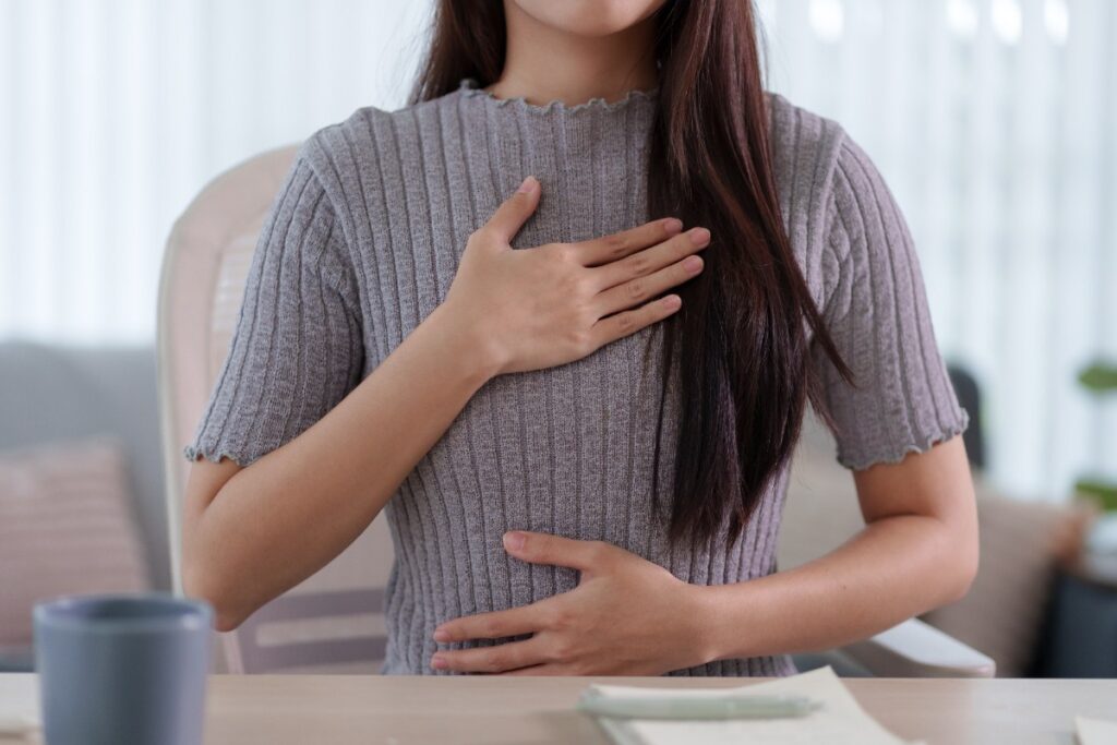 Une femme qui ressente de la douleur dans sa poitrine