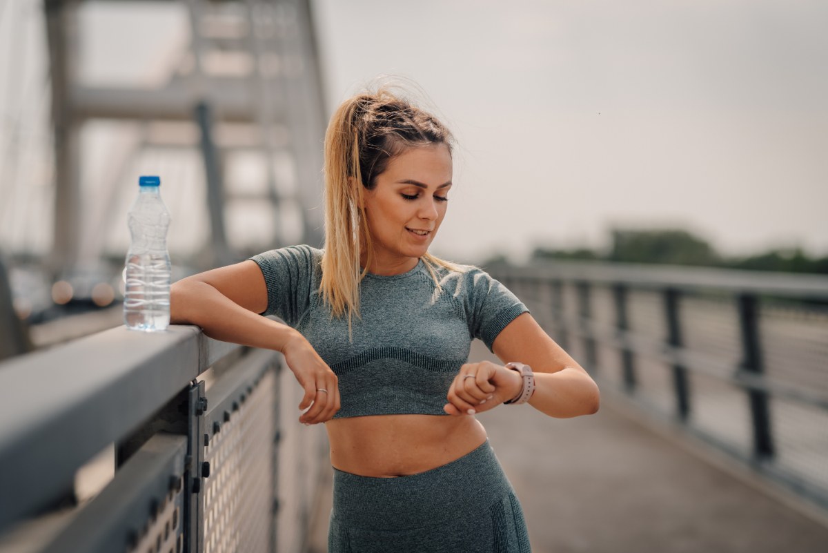 Une femme sportive vérifiant l'heure sur sa montre