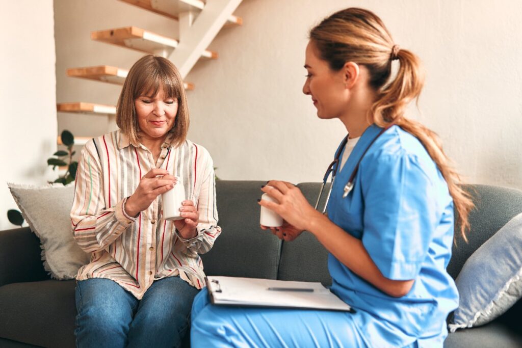 Une infirmière donnant des médicaments pour sa patiente