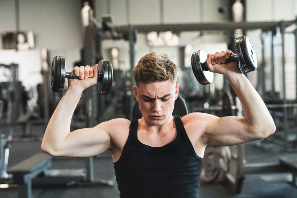 Un jeune homme en forme dans une salle de gym