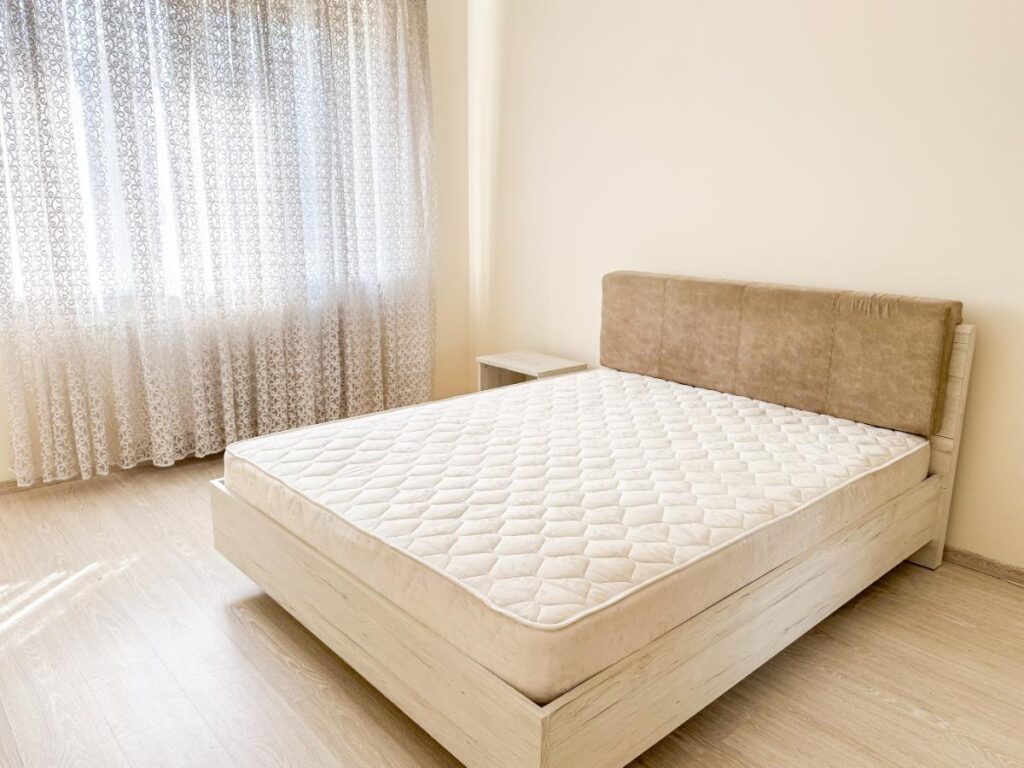 Un matelas installé au milieu de la chambre
