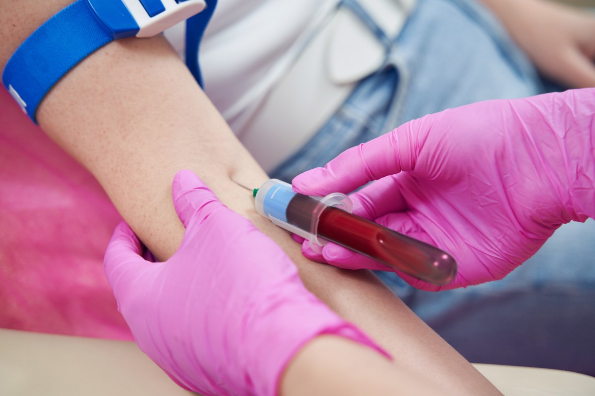 Un médecin faisant une prise de sang