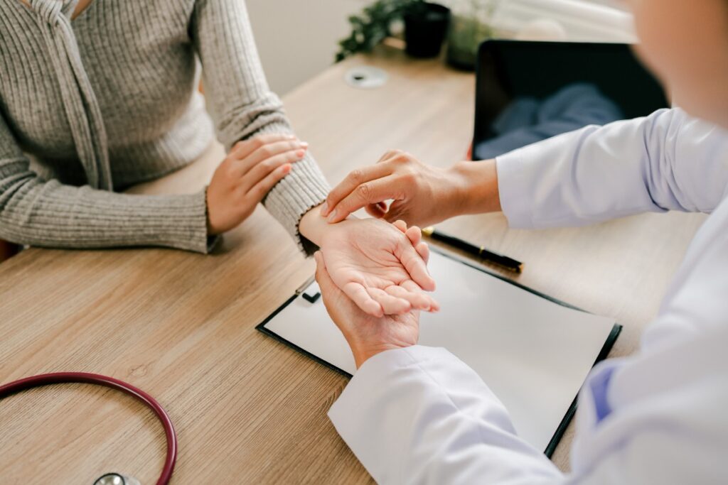Un médecin tenant la main d'une patiente 