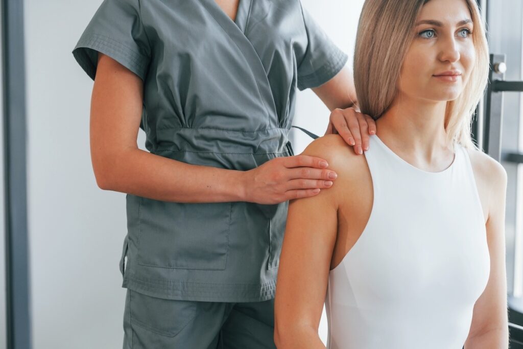 Ostéopathe réalise un massage du bras à une patiente