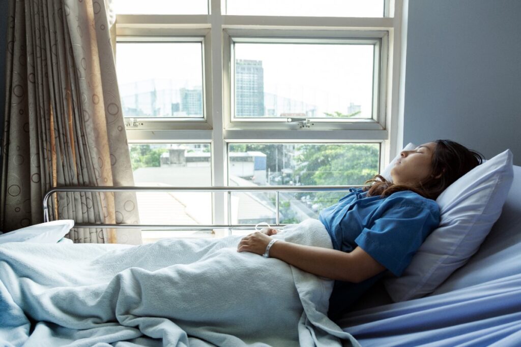 Un patient dormant sur le lit d'hôpital