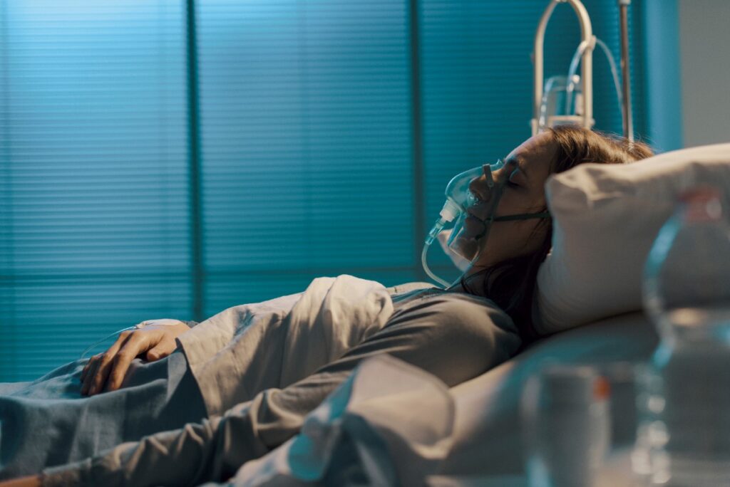 Une personne malade et sous oxygène dans un hôpital
