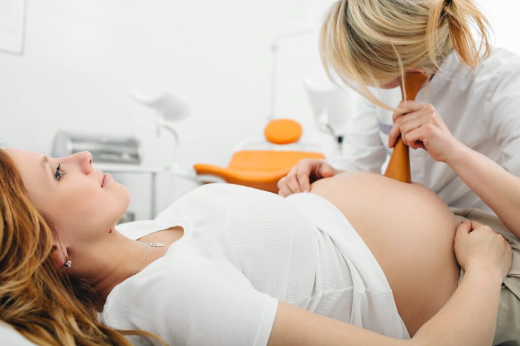 Un professionnel de santé examinant une femme enceinte