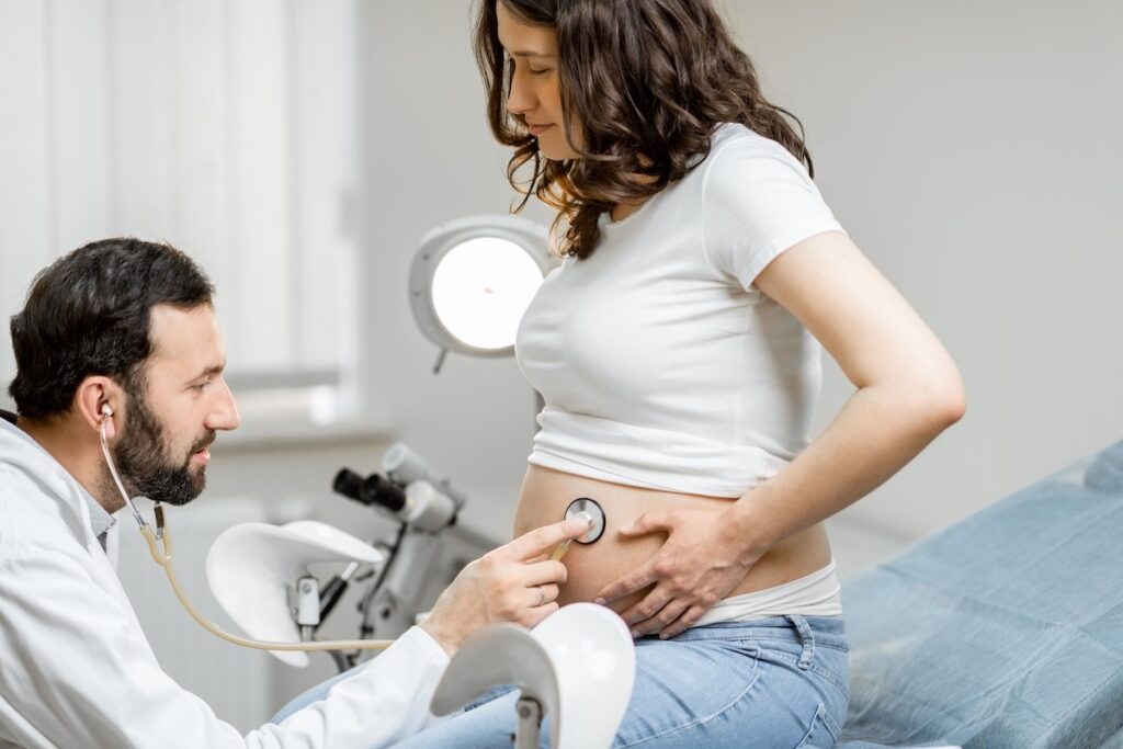 Sage-femme examine la grossesse d'une patiente